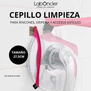Cepillo ergonómico con mango bimateria para aumentar confort Fibra gris para la suciedad más incrustada Fibra negra para tratar con suavidad las superficies Rascador plástico angular integrado para que nada se nos resista Llega y limpia todos los rincones de difícil acceso Dimensiones del empaque (A x A x P): 21 cm x 39 cm x 17 cm Peso, incluido embalaje: 0.408 kg