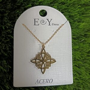 Colgante Nudo de Bruja de acero inoxidable plateado marca Elena sobre fondo verde.