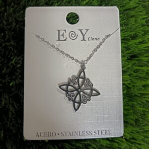 Colgante Nudo de Bruja de acero inoxidable plateado marca Elena sobre fondo verde.