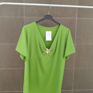 Blusa fucsia tallas grandesBlusa asimétrica mujerCamiseta fucsia vestirBlusa con broche doradoRopa mujer curvy elegante
