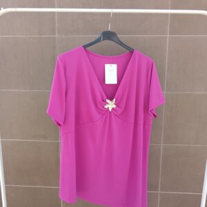 Blusa fucsia tallas grandesBlusa asimétrica mujerCamiseta fucsia vestirBlusa con broche doradoRopa mujer curvy elegante