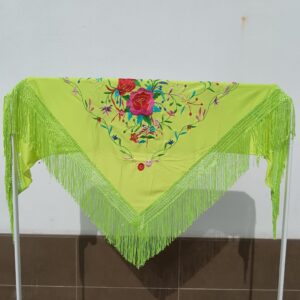 Mantón de Manila negroMantoncillo bordado al tonoComplementos flamenca elegantesModa flamenca 2024Mantón para madrinaBordado floral negroFeria de Abril