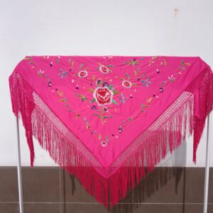 Mantón de Manila negroMantoncillo bordado al tonoComplementos flamenca elegantesModa flamenca 2024Mantón para madrinaBordado floral negroFeria de Abril
