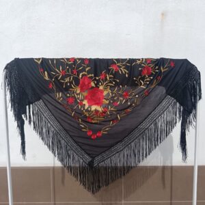 Mantón de Manila negroMantoncillo bordado al tonoComplementos flamenca elegantesModa flamenca 2024Mantón para madrinaBordado floral negroFeria de Abril