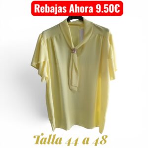 Blusa Fluida Amarilla con Cuello Lazo y Broche – Elegancia Casual