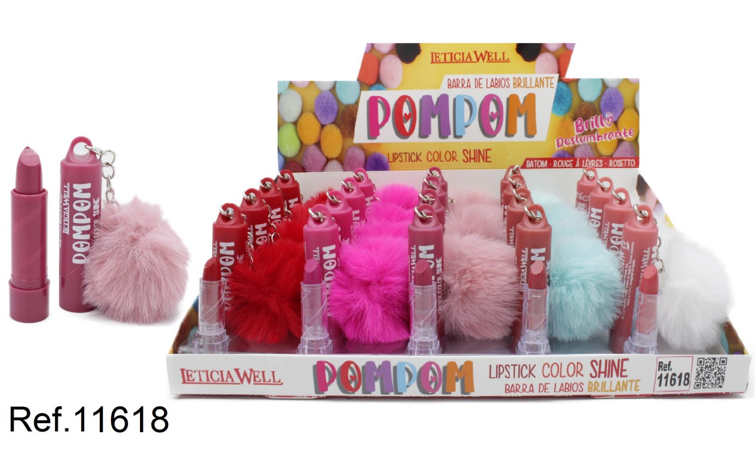 "Expositor comercial de barras de labios Pompom Lip Shine de Leticia Well Referencia 11618, mostrando pintalabios hidratantes en tonos rosa y fucsia junto a sus llaveros de pompones de peluche a juego."