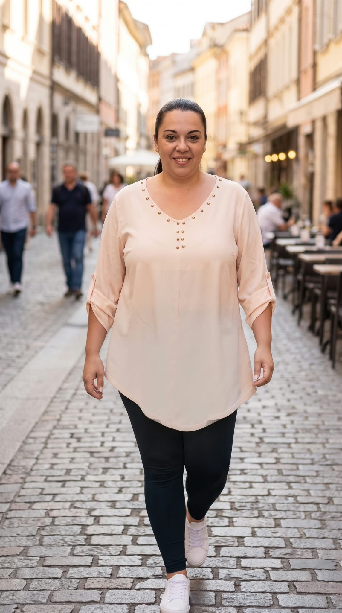 Blusa Fluida de Gasa con Tachuelas en el Escote – Elegancia Casual Curvy - Talla 50 a 56